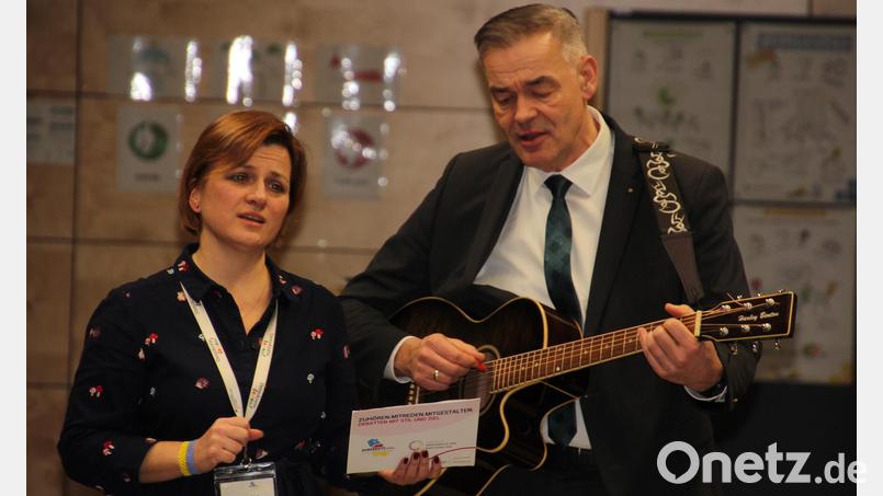 Anna Vinichuk und Wunsiedels Landrat Peter Berek sangen "Sag mir, wo die Blume sind". Bild: kro