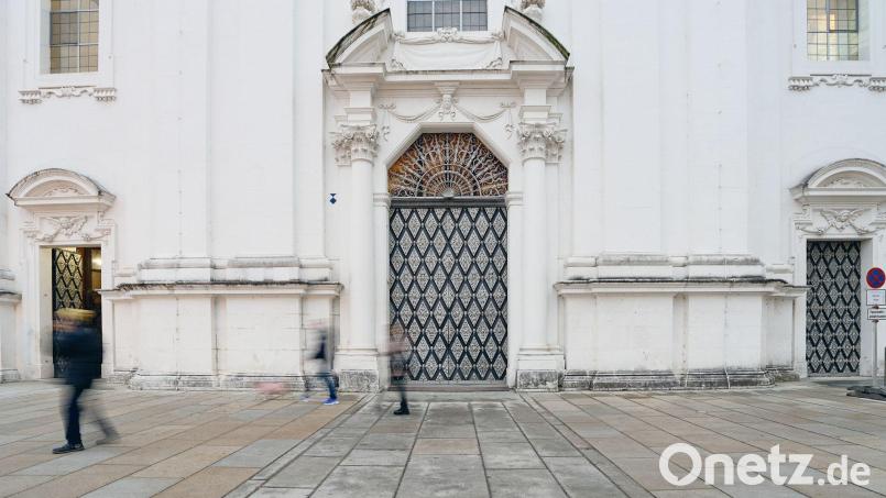 In Passau wird die Missbrauchsstudie vorgestellt. (Illustration) Bild: Tobias C. Köhler/dpa