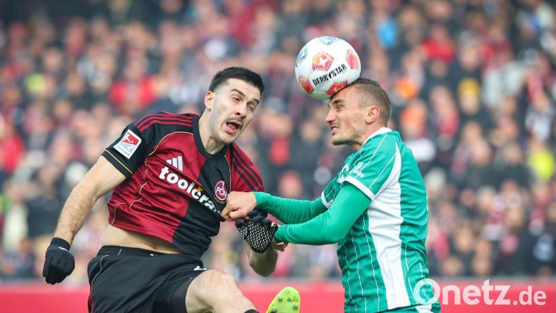 Der Fürther Philipp Ziereis (rechts) im Kopfballduell mit Luka Lochoshvili vom 1. FC Nürnberg. Ziereis war mit dem 2:2 sehr zufrieden. Bild: Daniel Karmann/dpa