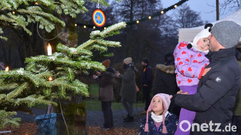 Die kleinsten Besucher waren regelrecht entzückt von den Lichtern am Christbaum. Bild: dob