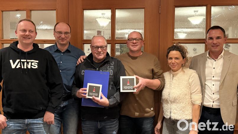 Peter Dobner (von rechts) und Sabine Dobner vom gleichnamigen Dobner ehrten langjährige Mitarbeiter. Bild: Autohaus Dobner/exb