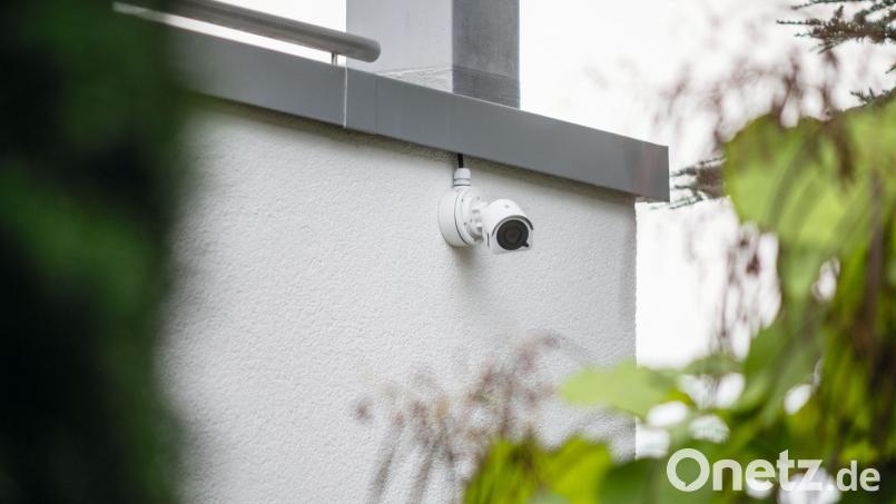 Eine Überwachungskamera darf nur das eigene Grundstück filmen und weder den öffentlichen Raum noch den Garten des Nachbarn erfassen. Bild: Polizeiliche Kriminalprävention der Länder und des Bundes