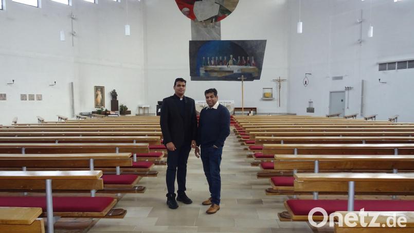 Herzlich empfangen wurde Pfarrvikar Tony Sunny (links) in der Herz Jesu Kirche von seinem Ordensbruder Pater John. Bild: apr