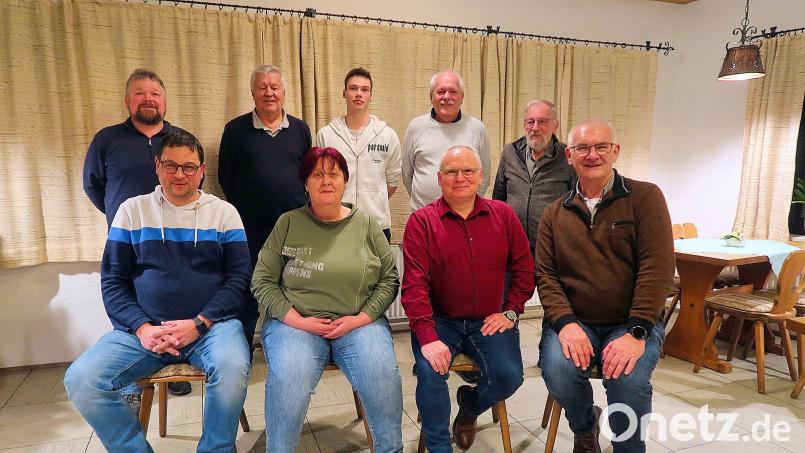 Der SPD-Kreisvorsitzende Uli Roth (vorne rechts) wünschte dem Friedenfelser SPD-Ortsverein viel Glück bei den Kommunalwahlen 2026. Angeführt wird die Liste von den beiden derzeit im Gremium vertretenen Gemeinderäten Christian Bischof (vorne, Zweiter von rechts) und Jürgen Kraus (vorne links). Bild: bsc