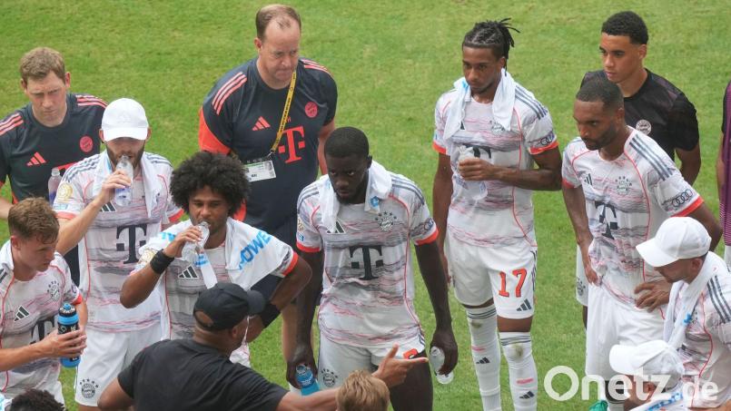 Na dann Prost: Bei der WM wird es in jedem Spiel Trinkpausen geben. (Archivbild) Bild: Marta Lavandier/AP/dpa