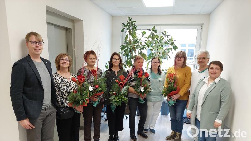 Stephan Schumacher (links) zeichnet verdiente Dienstjubilare am Krankenhaus Tirschenreuth aus. Bild: Friedrich Peterhans, KNO AG