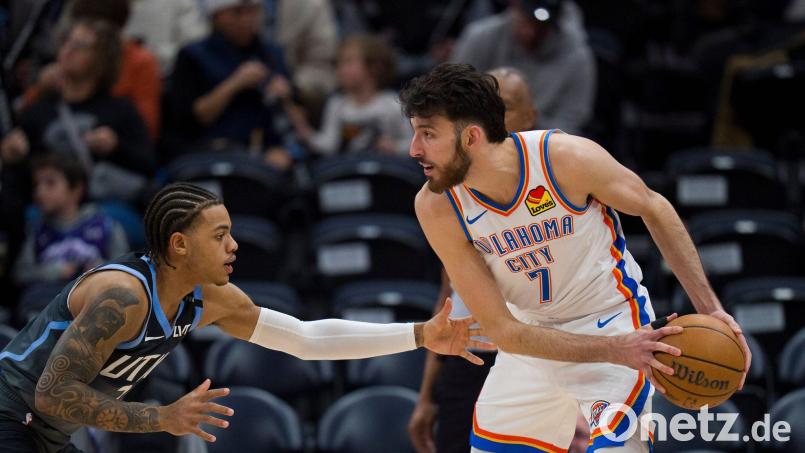 Chet Holgren (r) erzielte 25 Punkte beim Sieg von Oklahoma gegen Utah. Bild: Bethany Baker/AP/dpa