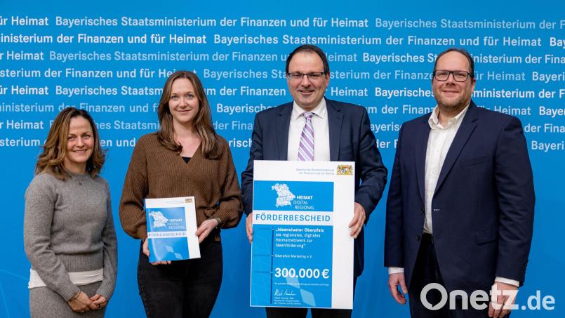 Martin Schöffel (rechts), Mitglied des Landtags und Staatssekretär, übergab den offiziellen Förderbescheid im Bayerischen Staatsministerium der Finanzen und für Heimat in Nürnberg. Empfänger waren (von links) die beiden Projektmanagerinnen Nina Schellkopf und Franziska Schwenk sowie Thomas Harmsen, Geschäftsführer von Oberpfalz-Marketing e. V. Bild: StMFH/Christian Blaschka