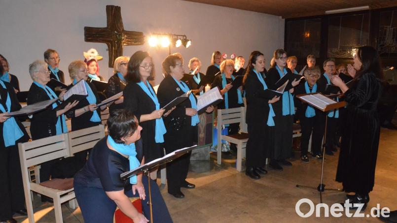"Chorisma" beim Weihnachtskonzert in der Kreuz-Christi-Kirche. Bild: uz