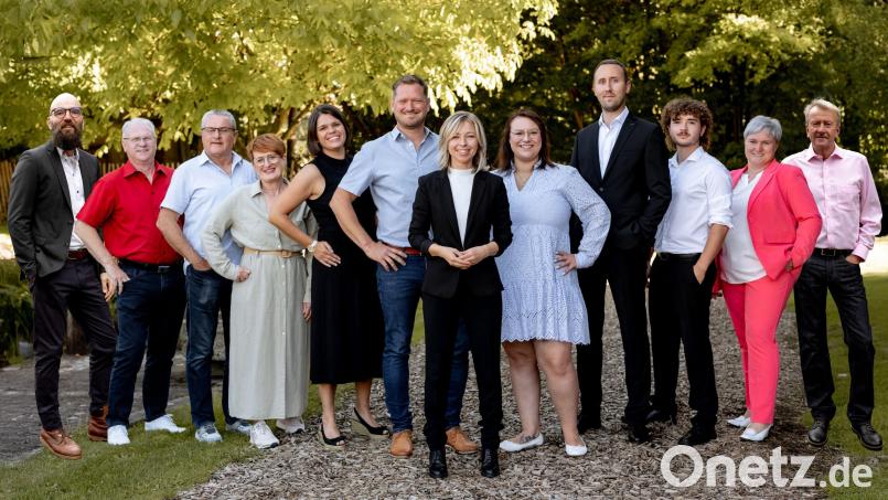 12 Kandidatinnen und Kandidaten schickt der SPD-Ortsverein Püchersreuth bei den Kommunalwahlen im nächsten Jahr ins Rennen. Angeführt wird die Liste von Michaela Treml (Sechste von rechts), die auch für das Bürgermeisteramt kandidiert. Bildmontage: Katharina Luber