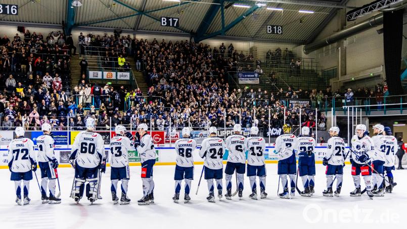Die zahlreichen Fans der Blue Devils Weiden in der Donauarena bewiesen nach dem Spiel Fingerspitzengefühl, indem sie die Mannschaft trotz der Derbyniederlage gegen die Eisbären Regensburg feierten. Bild: Tobias Neubert