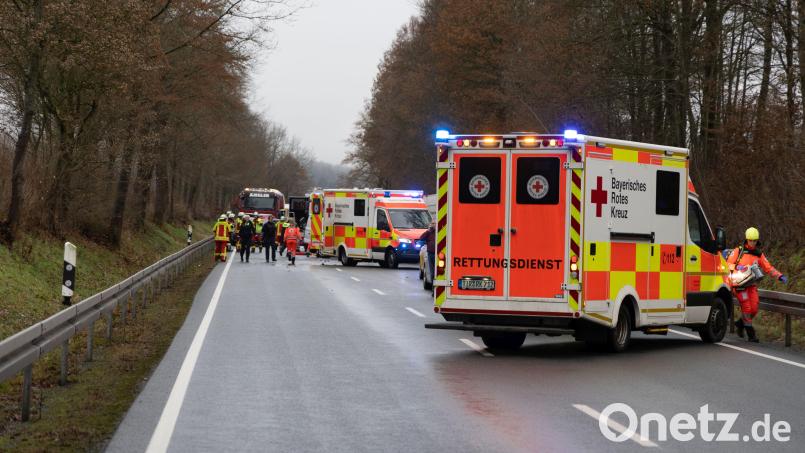 Auf der Bundesstraße 22 bei Erbendorf hat sich am Montagnachmittag ein schwerer Unfall ereignet. Eine Person kam dabei ums Leben. Bild: Roland Wellenhoefer