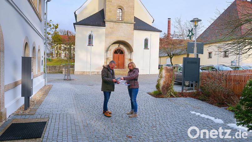 Auch der Vorplatz des neuen Rathauses ist in die Friedenfelser Dorfweihnacht eingebunden. Bürgermeister Oskar Schuster (links) und Organisationsleiterin Melanie Höfer klärten in der letzten Woche noch Details zur Unterbringung der zahlreichen Fieranten. Bild: bsc