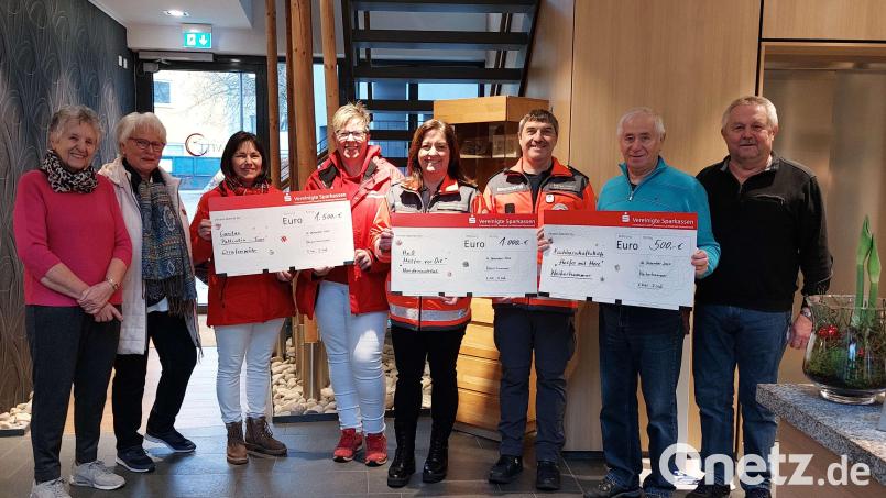 Renate Groß (links) und Anneliese Kohl (Zweite von links) überreichen Spendenschecks an Vertreter sozialer Organisationen. Bild: Gerhard Müller/exb