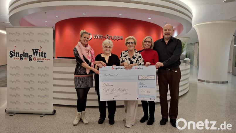 Von links nach rechts: Sonja Prüll (2. Stiftungsvorsitzende), Gerlinde Engel (Stiftungsgründerin), Stefanie Zühlke-Schmidt (Chorleiterin), Claudia Hinrichsen und Dieter Roll (beide Singing Witt). Bild: Maria Schöffel