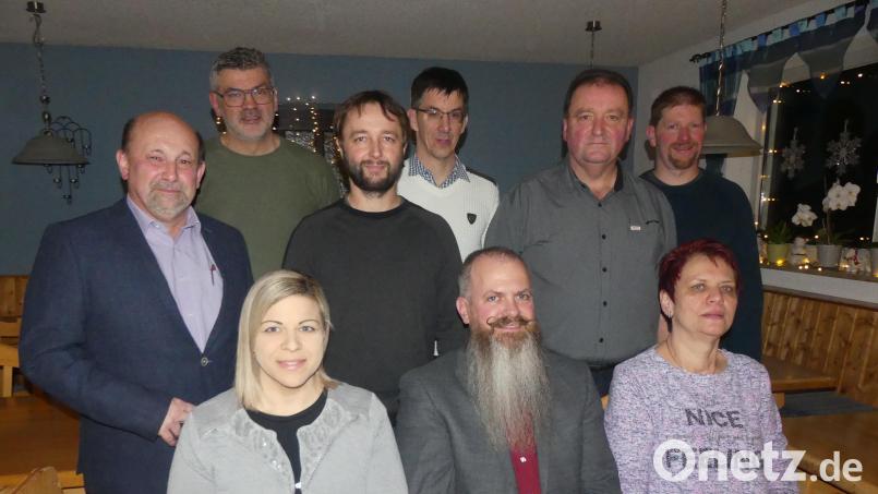 Manfred Plößner (links) stimmte die Gemeinderatskandidaten auf ihr Amt ein. Bild: rn