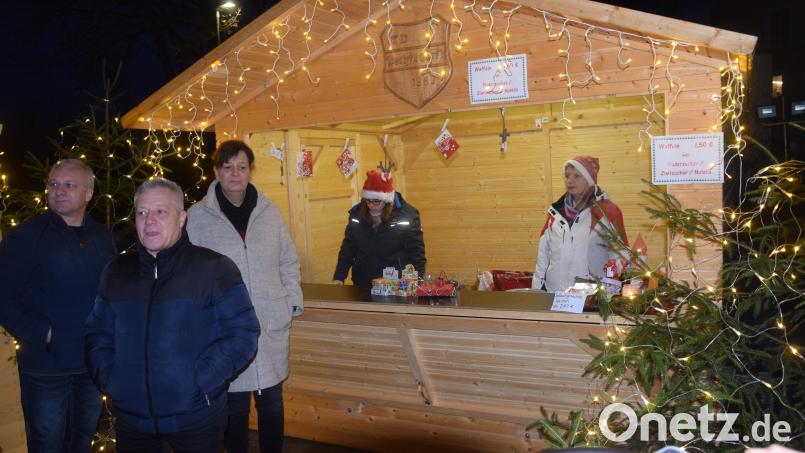 Süße Waffeln gefällig? Mutter und Tochter Reil bereiteten die Waffeln frisch zu. Bild: fz