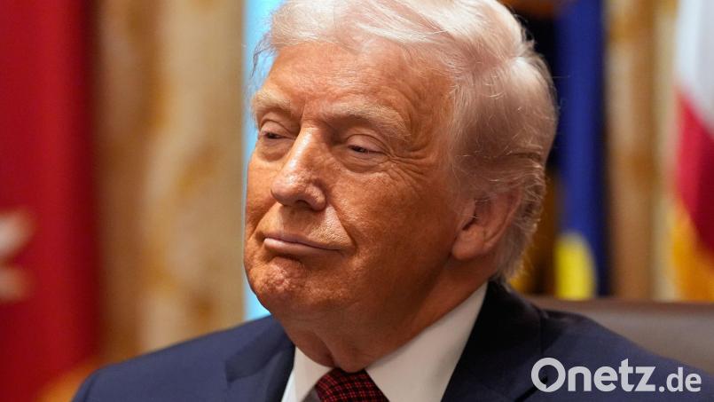 Trump stellt sich hinter seinen Verteidigungsminister Hegseth. Bild: Alex Brandon/AP/dpa