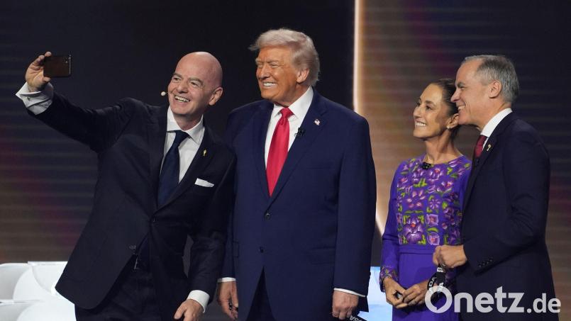 FIFA-Präsident Gianni Infantino (l-r) macht ein Selfie mit US-Präsident Donald Trump, der mexikanischen Präsidentin Claudia Sheinbaum und dem kanadischen Premierminister Mark Carney. Bild: Evan Vucci/AP/dpa