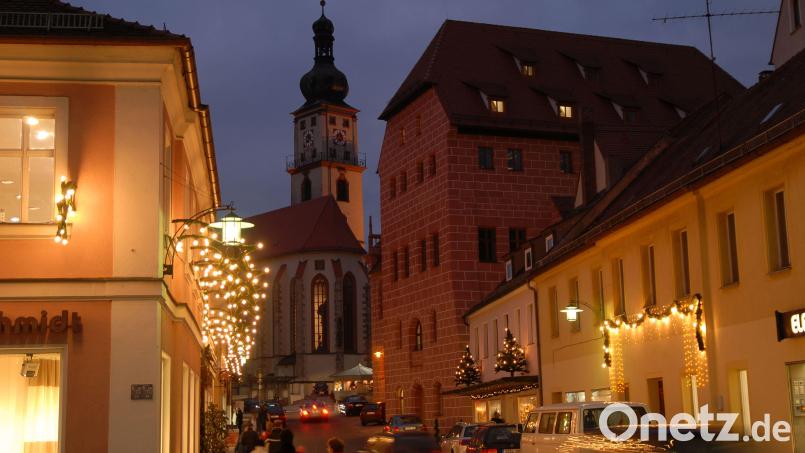 In der Adventszeit präsentiert sich die Sulzbacher Altstadt festlich beleuchtet. Am Samstag, 13. Dezember, organisiert hier Pro Su-Ro mit 13 teilnehmenden Geschäften einen "langen Adventssamstag". Archivbild: Petra Hartl