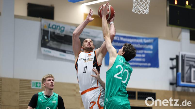 Vaclav Novak sucht den Weg zum Korb: Die Basketballer der DJK Neustadt unterlagen zu Hause gegen Baunach. Bild: Dieter Jäschke