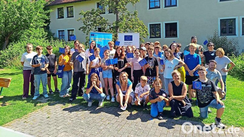 Schöne Tage erleben, neue Freunde kennenlernen: die Teilnehmer des Jugendsommerlagers 2025 auf Burg Falkenberg im Landkreis Tirschenreuth. Bild: Euregio Egrensis