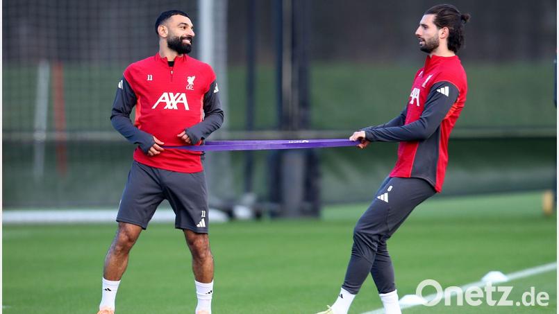 Bayern-Sportvorstand Max Eberl hat Spekulationen über eine mögliche Verpflichtung von Stürmerstar Mohamed Salah (l) vom FC Liverpool zurückgewiesen. Bild: Tim Markland/PA Wire/dpa