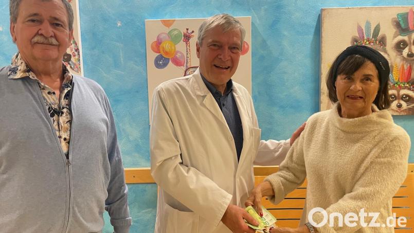 Norbert und Renate Wellein übergaben für drei regionale Qigong-Gruppen eine Spende an den Chefarzt der Weidener Kinderklinik, Dr. Fritz Schneble (Mitte). Bild: Friedrich Peterhans, KNO