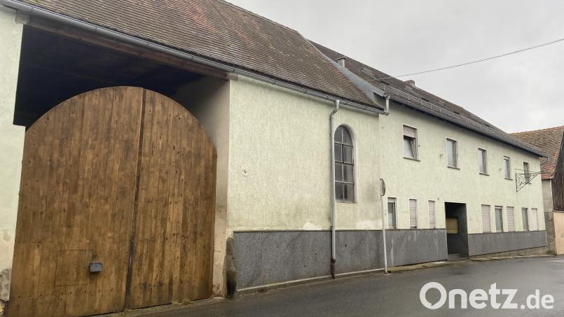 Die vordere Seite des Anwesens liegt direkt an der Neunburger Straße in Altendorf. Bild: sbö