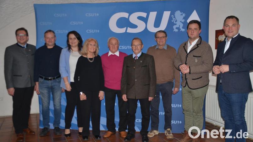 v.l. Franc Dierl, Gerd Zetlmeisl, Melanie Herrmann, Erika Dierl, Josef Olischer, Hubert Heindl, Horst Unglaub, Dr. Lars Peetz, Andreas Herath Bild: ak