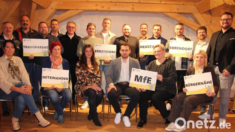 20 Stadtratskandidaten, darunter Bürgermeisterkandidat, David Frischholz, sind von der Wählervereinigung "Miteinander für Erbendorf" nominiert worden. Bild: kro