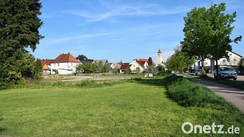 Das Birnbaum-Areal ist ein Filetstück im Zentrum von Schwarzenfeld. Im Hintergrund ist der Turm der katholischen Pfarrkirche zu sehen. Die Grundstücksvergabe soll im Rahmen einer sogenannten Konzeptvergabe erfolgen. Archivbild: Richard Braun