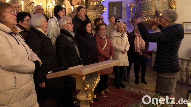 Mit traditionellen Adventsweisen erfreute der katholische Kirchenchor Weiherhammer unter Leitung von Ulrike Rauch (rechts) die Besucher. Bild: Eva Seifried