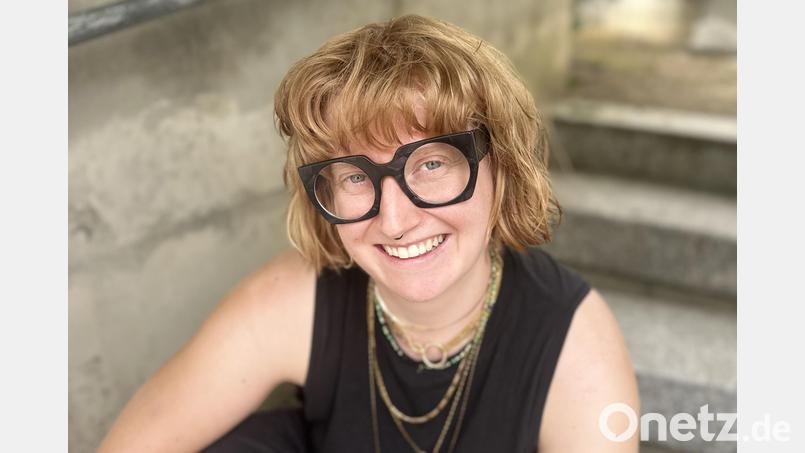 Nora Kellner aus Parkstein klärt in ihrem zweiten Buch "LiebesMacht" über Aromantik auf und blickt auf alternative Beziehungskonzepte. Bild: Nora Kellner