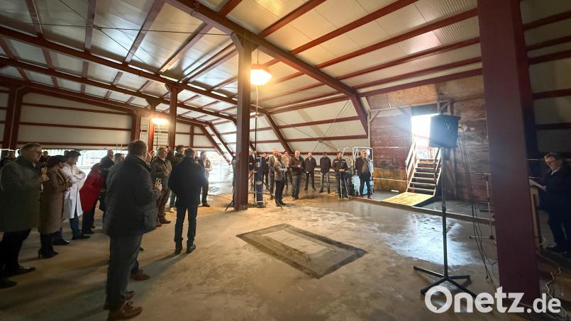 Rund 70 Millionen Euro investiert das Klinikum St. Marien in Amberg in die Erneuerung und Verdoppelung seiner Operations-Säle. Im künftigen Technikraum im neuen Dachgeschoss fand jetzt das Richtfest statt. Bild: Petra Hartl