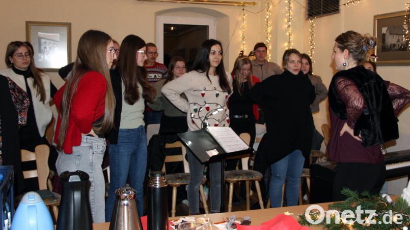 Die Gesangsprobe startete mit Atemübungen, um die Atemstütze zu aktivieren und die Lungenkapazität zu trainieren. Bild: lep