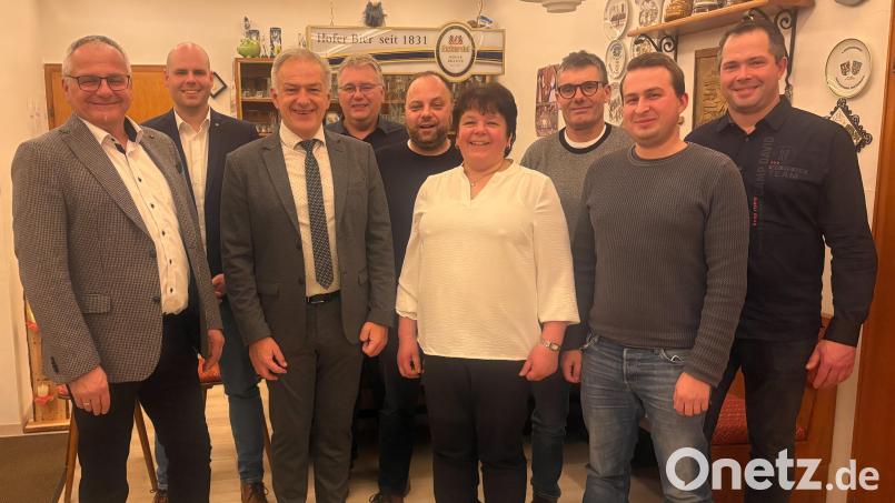 Die CSU Pullenreuth legte ihre Liste für die Kommunalwahl 2026 fest. Auf dem Bild (von links) Bürgermeister Hubert Kraus, Maximilian Hempel, Landrat Roland Grillmeier, Stephan Plannerer, Alexander Hecht, Christa Bayer, Reinhold Lochner, Nico Spörl und Martin Sticht. Bild: exa