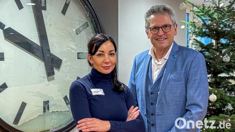 Dr. Harald Hollnberger (rechts) geht als Ärztlicher Direktor des Klinikums St. Marien in Amberg in den Ruhestand, Dr. Ramona König (links) wird seine Nachfolgerin. Bild: Stephan Huber