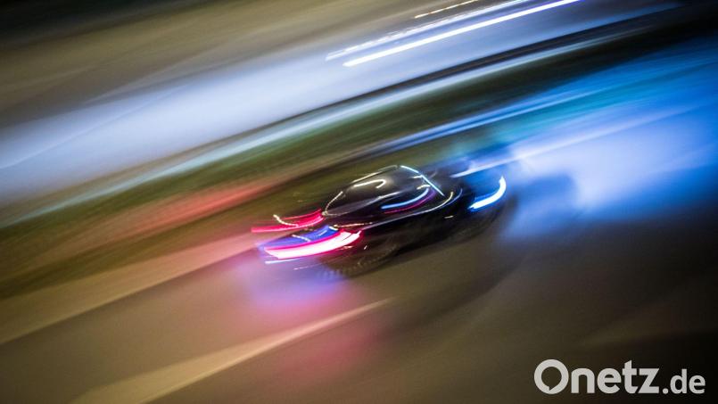 Mit 100 Stundenkilometern war der Autofahrer durch eine Tempo-30-Zone gerauscht, einfach in Kreuzungen eingefahren und hatte Vorfahrtsregeln missachtet. (Symbolbild) Bild: Frank Rumpenhorst/dpa