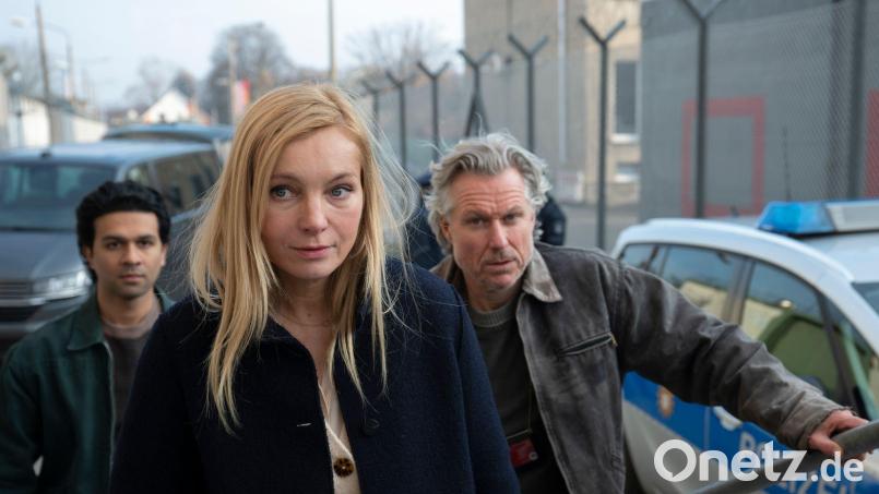 Tayfun Bastürk (Altamasch Noor, links), Judith Schrader (Nadja Uhl) und Jochen Montag (Dirk Borchardt) rücken zur Durchsuchung an. Bild: Christoph Assmann/ZDF/dpa