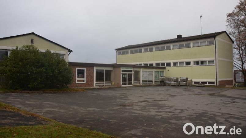 Das ist die ehemalige Schule. Mit dem Abbruch des flachen Teils wird heuer noch begonnen. 3,5 Millionen wird nach der Kostenschätzung der Markt Kohlberg in das neue Bürgerhaus investieren. Bild: fz