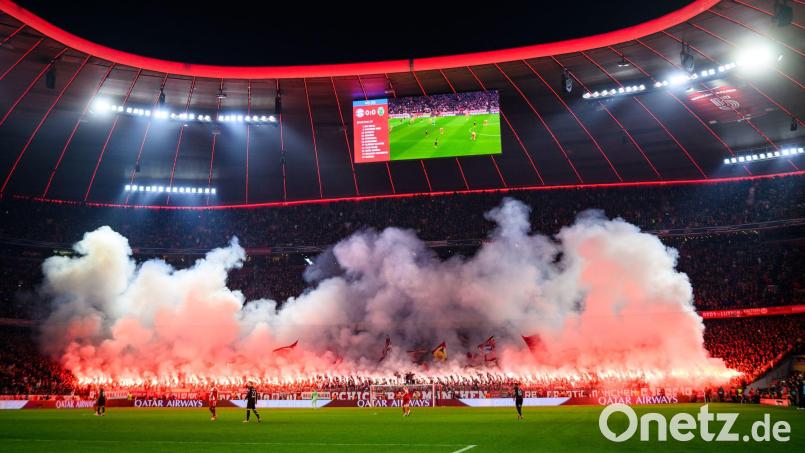 Nach der Pause zündeten die Bayern-Fans in der Südkurve massiv Pyrotechnik. Bild: Tom Weller/dpa
