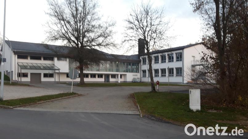 Nach der Sanierung der Fichtelnaabschule soll im nächsten Jahr mit Mitteln der Städtebauförderung der Außenbereich umgestaltet werden. So sollen unter anderem ein neuer Fahrradparkplatz und Sitzgelegenheiten geschaffen werden. Bild: wkr
