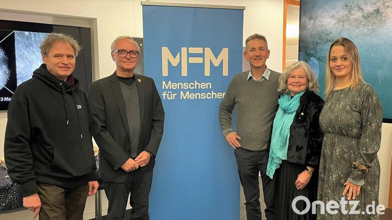 Insgesamt 1820 Euro kamen bei der Spendenaktion zusammen, die der Vorsitzende der Sternfreunde Amberg-Ursensollen Prof. Dr. Matthias Mändl (Zweiter von links) und Heidi Birner (Zweite von rechts) zugunsten "Menschen für Menschen" initiiert hatten. Zu den Gästen des Benefizabends gehörten unter anderem auch der Ursensollener Bürgermeister Albert Geitner (Dritter von rechts) sowie Steffen Klemmt (links) und Katharina Siwon (rechts) aus der Münchner Zentrale der Stiftung. Bild: Susanne Schwab