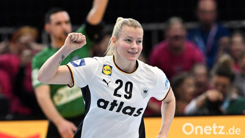Antje Döll führt die deutschen Handballerinnen erstmals bei einer WM als Kapitänin aufs Feld. (Archivbild) Bild: Federico Gambarini/dpa