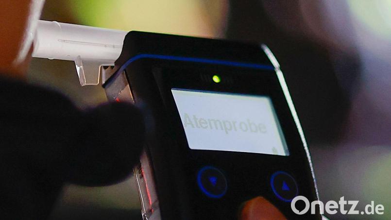 Einen Autofahrer unter Alkoholeinfluss stoppte die Polizei am Montagabend in Nittenau. Symbolbild: Heiko Becker/dpa