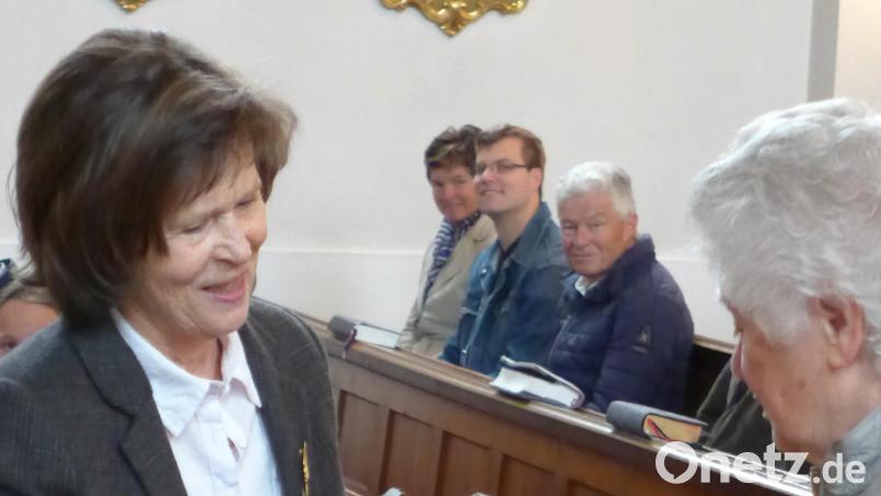 Maria Koller (links) überreicht Anna Wendl, der scheidenden Mesnerin von Sankt Ursula in Ursula-Poppenricht, ein Abschiedsgeschenk im Namen des Pfarrgemeinderates. Bild: Koller