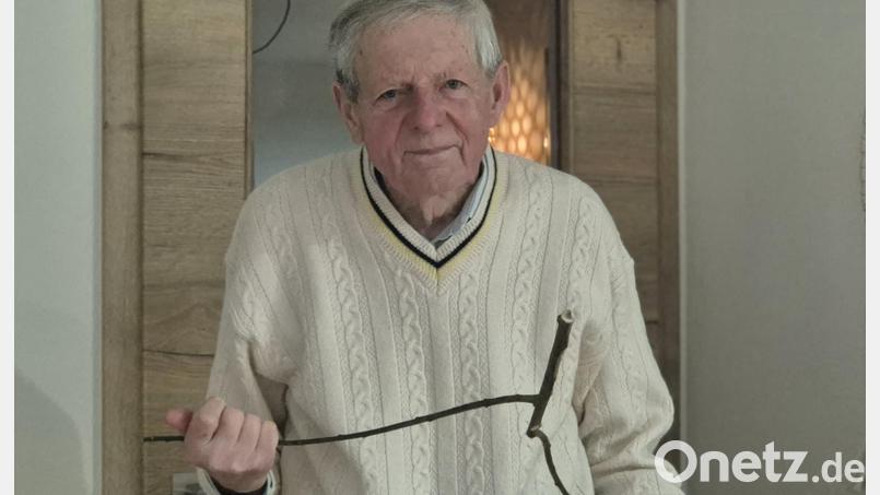 Albert Fütterer spürt mit seiner Wünschelrute seit vielen Jahren Wasseradern auf. Bild: Lowak