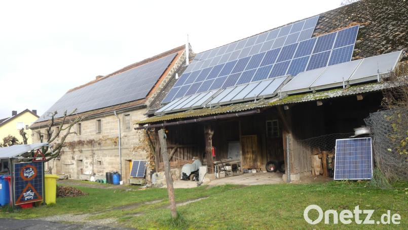 Das ehemalige Bauernhaus in Münchsreuth (links) galt als wichtiges Zeugnis Oberpfälzer Baugestaltung. Nun ist das Gebäude im Schwarzbuch der Denkmalpflege 2023/2024 zu finden. Die Fledermausgauben auf der südlichen Dachhälfte baute der Eigentümer zurück und installierte PV-Module. Auch auf dem Nebengebäude sind Paneele installiert. Bild: rn