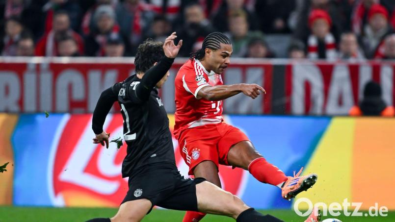 Serge Gnabry (rechts) und der Lissaboner Eduardo Quaresma kämpfen um den Ball. Die Bayern siegten mit 3:1. Bild: Sven Hoppe/dpa